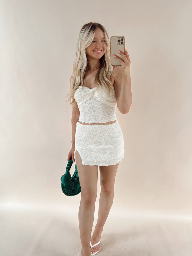 Tight white skirt outfit sale